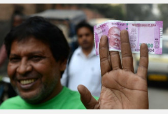 印度一夜间货币变废纸 富豪河中倒钞票