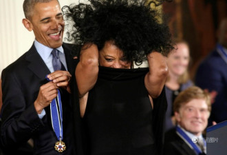 奥巴马最后一次授勋  女歌手让其无从下手