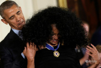 奥巴马最后一次授勋  女歌手让其无从下手