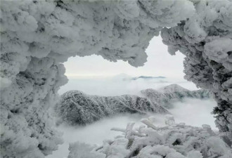 南岳衡山现雾凇云海 冰挂晶莹 美若仙境