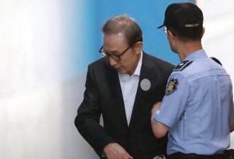 李明博出院一周2次受审:脸瘦脱相 扶墙进法院