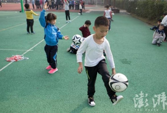 中国一年级小学生的繁忙周末:要上7门兴趣班