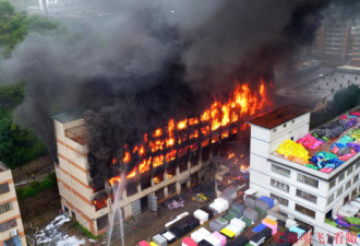 福建泉州一仓库突发大火 全楼都被烧透了