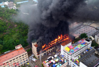福建泉州一仓库突发大火 全楼都被烧透了