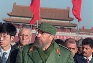 卡斯特罗兄弟和中国领导人 赠送毛泽东美式手枪