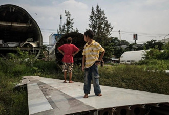 探访泰国低收入者的生活:飞机墓地为家