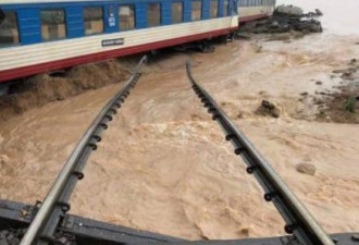 蒙古国一辆载328名乘客列车脱轨