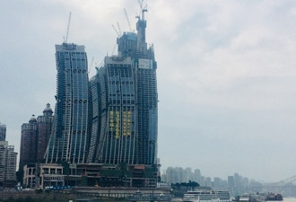 重庆来福士广场惹争议: 像个牢笼破坏天际线