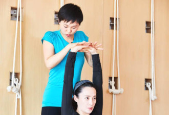 蒋勤勤晒孕期与老公练瑜伽照 动作标准