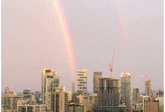 多伦多傍晚现玫瑰糖果色天空+绝美巨大双彩虹