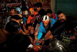 揭秘血腥的墨西哥摔跤:选手全身扎满碎玻璃