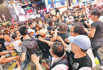 中国大妈占领香港街头表演 引百人骂战