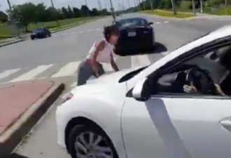 疯传：多伦多女子制止逃逸司机被车顶着走数米