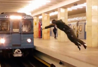 刺激!俄罗斯男子翻筋斗与地铁列车擦肩而过
