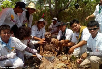 泰国墓地出土不腐尸体 身上布满奇怪纹身