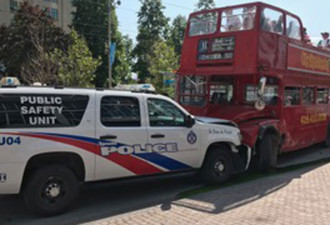 多伦多市中心双层观光巴士撞警车 七人受伤