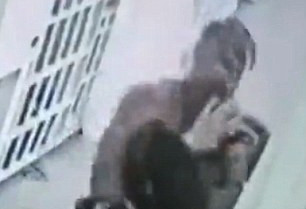 纽约华裔狱警遭非裔囚犯暴打至重伤 视频曝光