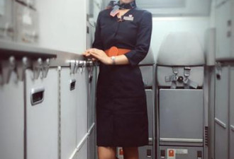 女乘客在机舱晕倒 美女空姐万米高空救病人