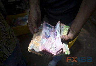委内瑞拉货币一月暴跌60% 一些人将钞票当废纸