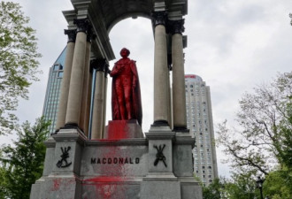 蒙特利尔市中心的麦克唐纳雕像遭泼红漆