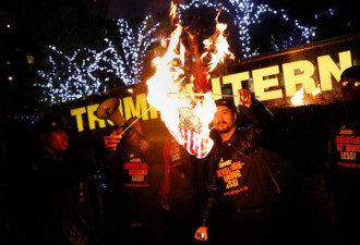 特朗普反对烧国旗？ 抗议者在其酒店门口烧国旗