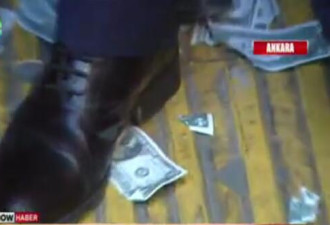 土耳其人有钱任性！抗议美国制裁 把美元烧了