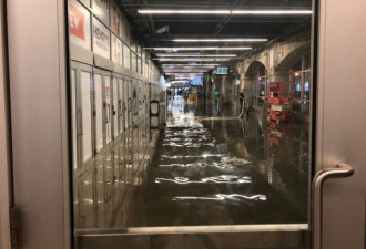 一场暴雨 多伦多地铁站成了泳池 连CNE也凉了！