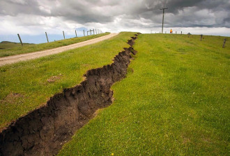 新西兰地震震出了一道近5米高“长城”