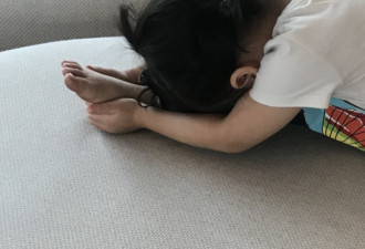 章子怡训练女儿舞蹈基本功 醒醒可爱压腿照曝光