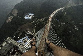 马来西亚小伙爬上世界最高大桥向女友求婚