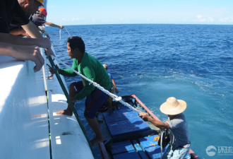 中国海警讲述抢救菲渔民始末:顶14级台风救人