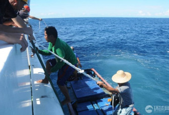 菲渔民获中国海警援救 吃饭看病被照顾