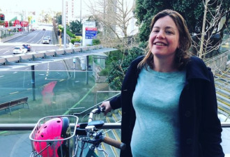 新西兰女部长自己骑车去医院生孩子