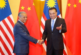 李克强欢迎马来西亚总理马哈蒂尔访华