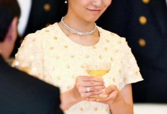 日本佳子公主出席国宴 衣着华丽倍受瞩目