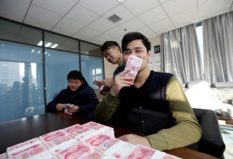 郑州5名大学生获百万投资 数钱数到手抽筋