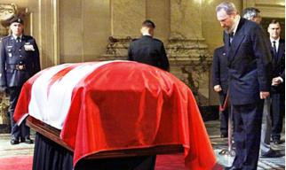 2000年卡斯特罗出��皮埃尔·杜鲁多葬礼