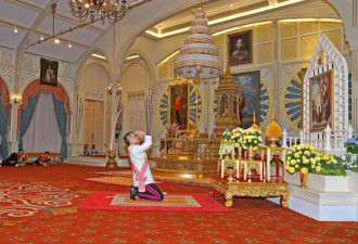 泰国新国王加冕全程：大臣躺着致敬