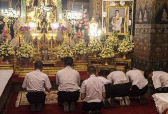 泰国新国王加冕全程：大臣躺着致敬