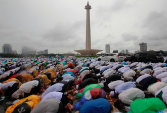 印尼抗议华人省长亵渎伊斯兰教 画风是这样的