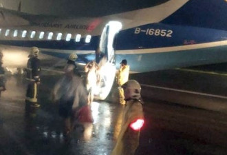 台湾一客机降落时主轮爆胎偏离跑道 机上74人