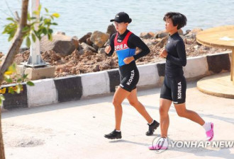 朝鲜女选手穿拖鞋与韩国队友并肩跑步 目光坚毅