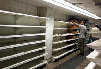 委内瑞拉民众买腐肉，水电都成了奢侈品