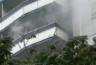 多伦多公寓六级大火 浓烟滚滚居民站阳台等救援