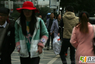 中国问题孩子走进社会 捡垃圾 吃剩饭 睡街头