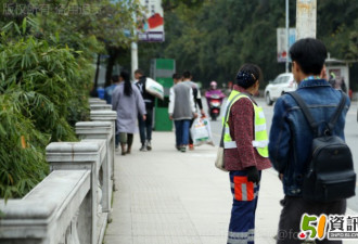 中国问题孩子走进社会 捡垃圾 吃剩饭 睡街头