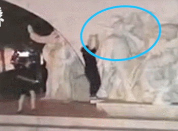 两男子损毁红军雕塑逃跑 警方怒斥：绝不答应