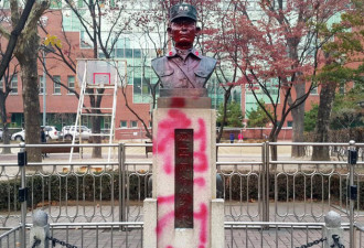 位于首尔公园的朴槿惠父亲雕像遭人喷漆污损