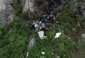 昆明直升机撞山致3死: 旋翼撞成絮状 削烂巨岩