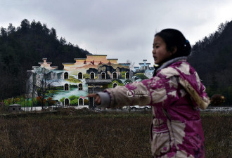 重庆村民荒原上建山庄 自行设计外形似祠堂